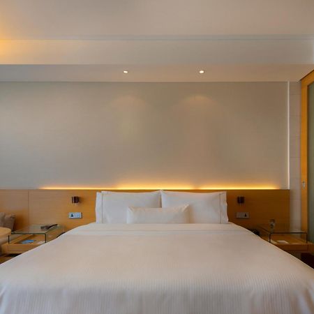 The Westin Mumbai Garden City Exterior photo A bedroom at the hotel