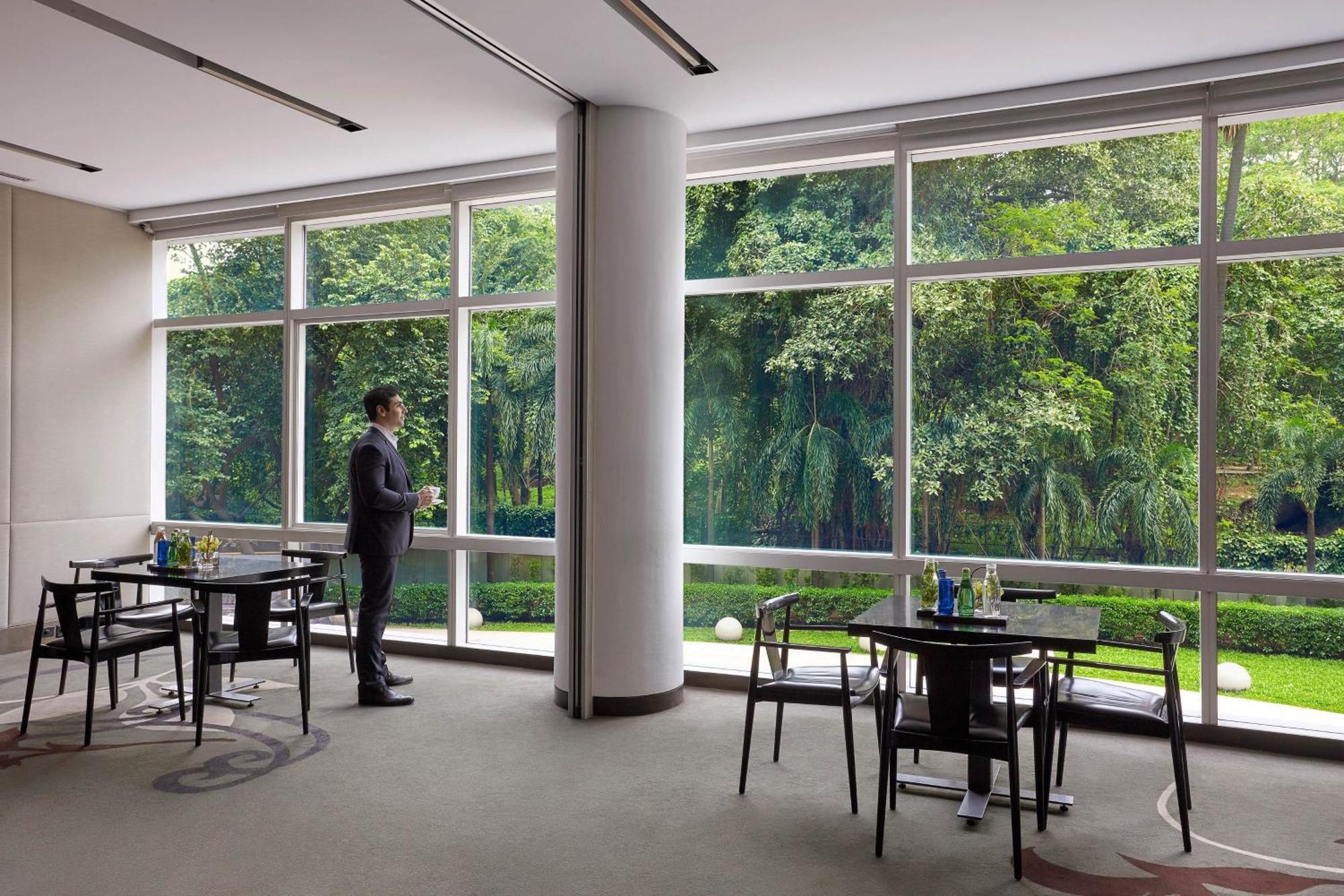 The Westin Mumbai Garden City Exterior photo The interior of the hotel