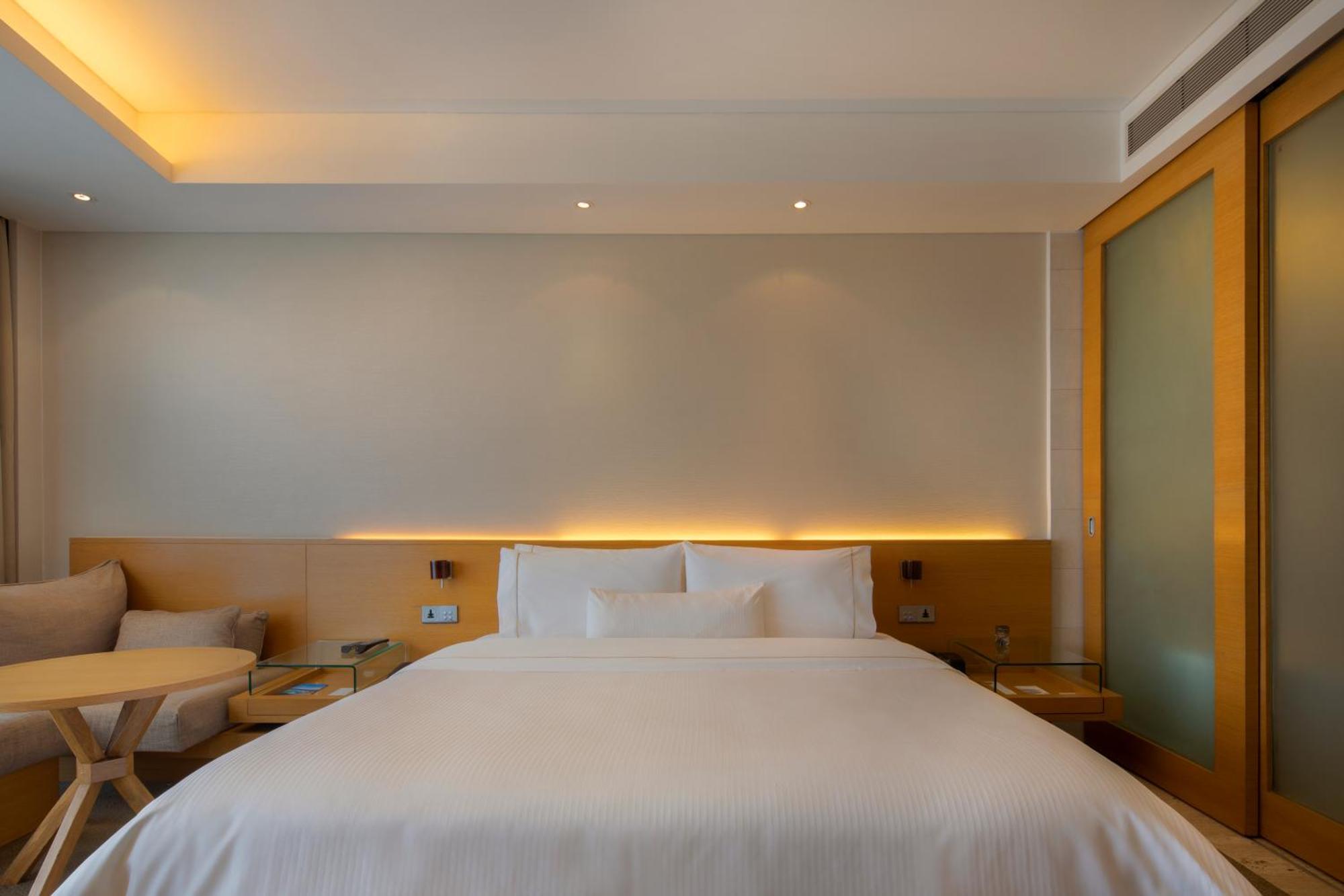 The Westin Mumbai Garden City Exterior photo A bedroom at the hotel